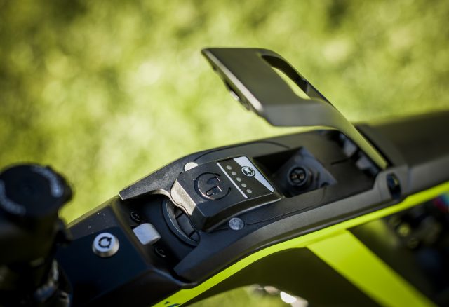 Una volta aperto, il coperchio si trasforma in una comoda leva per estrarre la batteria