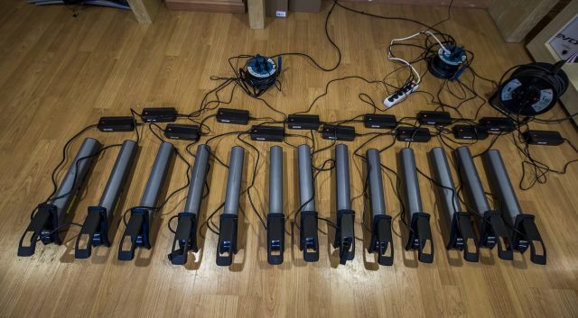 Le batterie delle Atom X Lynx 6 Plus Pro in ricarica prima di essere usate