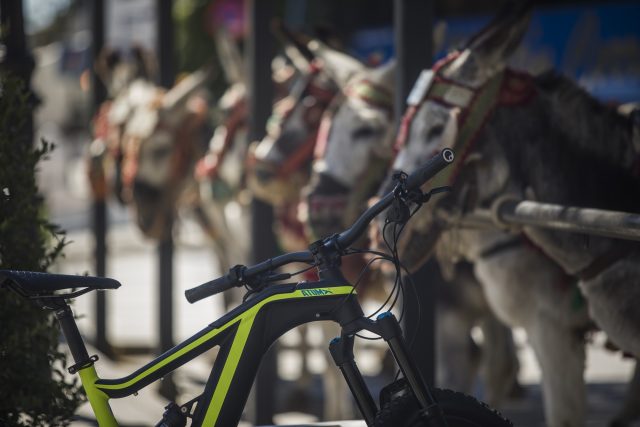 La Atom X ripresa a Mijas davanti ai caratteristici asini usati come taxi nella zona turistica pedonale