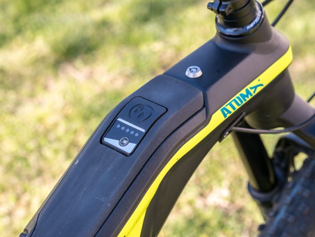 Il coperchio superiore che chiude il vano d'accesso alla batteria