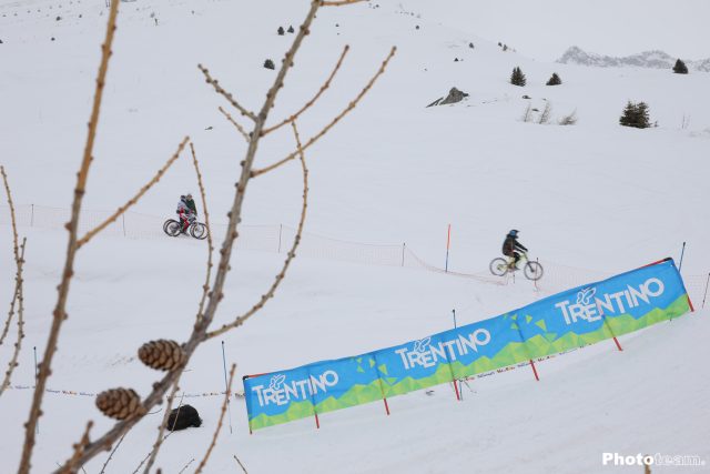Seguendo la traccia che corre a fianco della pista da sci Valena