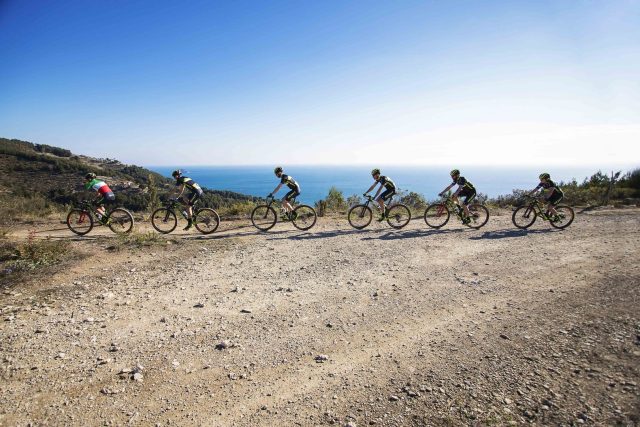 Gruppo compatto e motivato in allenamento