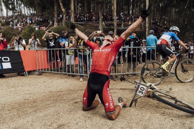 Un emozionatissimo Sam Gaze dopo la vittoria allo sprint
