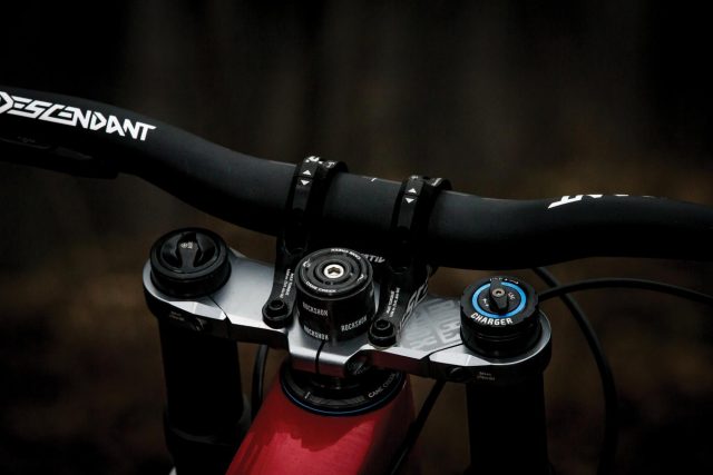 Le regolazioni accessibili dall'alto: compressione High/Low Speed e pressione dell'aria