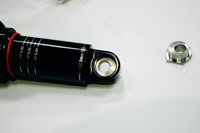 Ammortizzatore metrico con flip chip per modificare la geometria