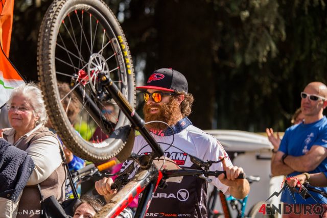 Alex Lupato sorridente a fine gara a Trivero, per il quarto round 4Enduro