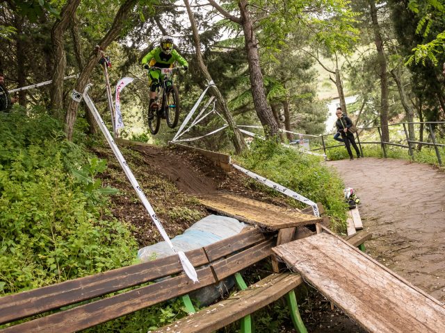 Dennis Tondin anticipa il salto della panchina, durante la seconda manche
