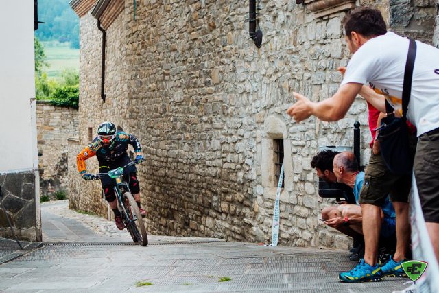 Il vincitore Nicola Casadei in un suggestivo passaggio nel borgo