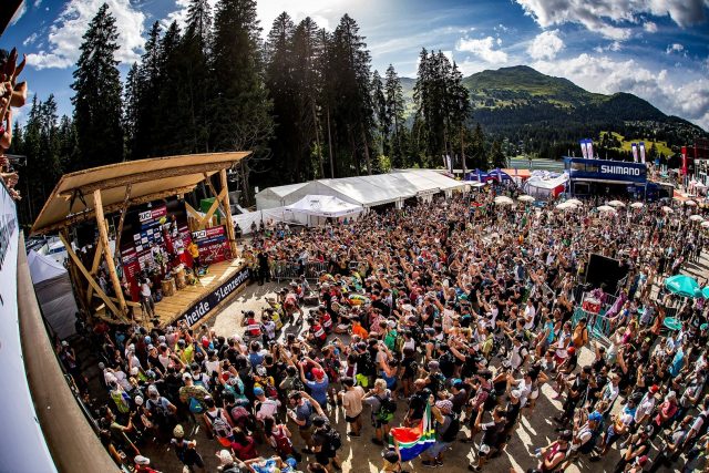 Il folto pubblico di fronte al palco delle premiazioni della World Cup DH 2017