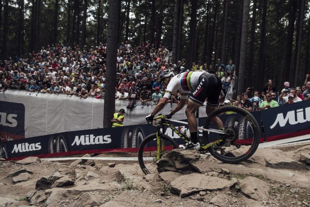 Nino Schurter in uno dei tratti più tecnici del tracciato