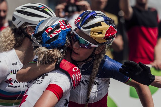 L'abbraccio al traguardo tra Emily Batty tra Pauline Ferrand Prevot