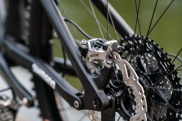 Pinza freno posteriore a quattro pistoni