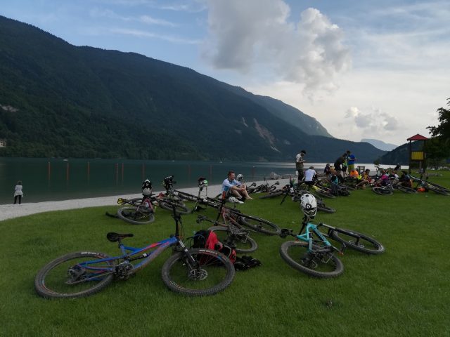 Meritato riposo a fine giornata sulla riva del Lago di Molveno