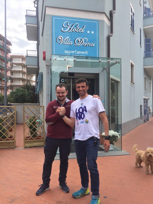 Davanti all'Hotel Villa Danci, in compagnia del titolare Remo Zaccaria, l’assessore allo sport del comune di Loano.