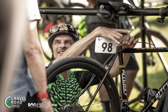 Si preparano le bici per la gara