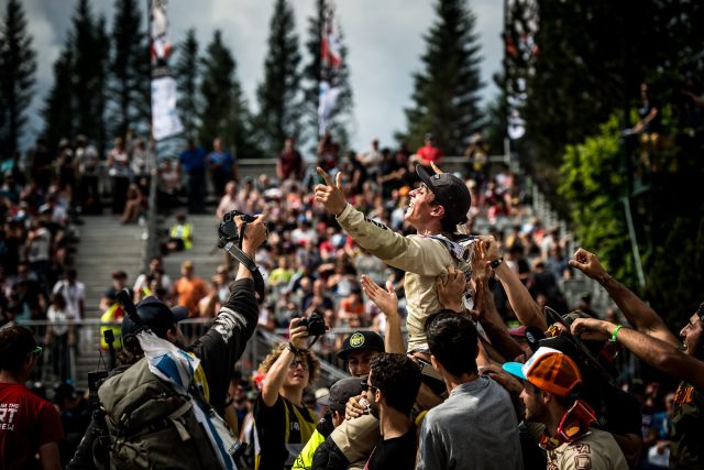 Pierron acclamato all'arrivo