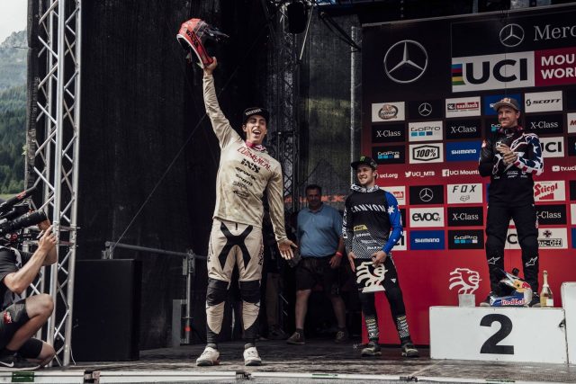 Amaury Pierron sale sul gradino più alto del podio a Leogang