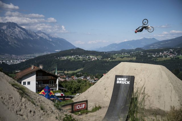 Brett Rheeder sul secondo gradino del podio al Crankworx di Innsbruck