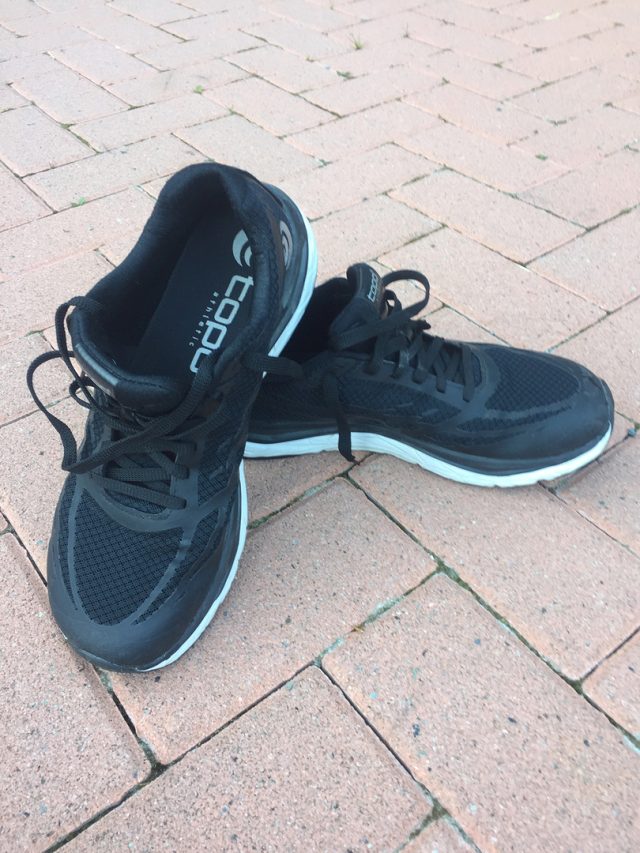 TOPO Athletic Magnifly 2 nella versione ALL BLACK da uomo