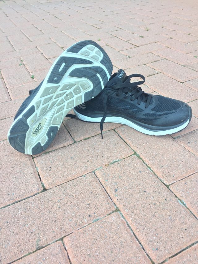 TOPO Athletic Magnifly 2 nella versione ALL BLACK da uomo
