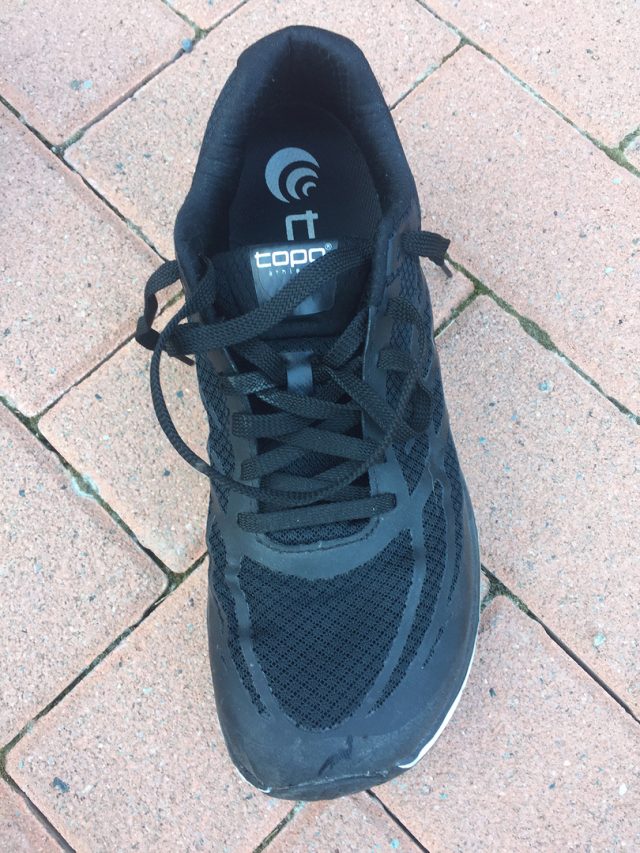 TOPO Athletic Magnifly 2 nella versione ALL BLACK da uomo