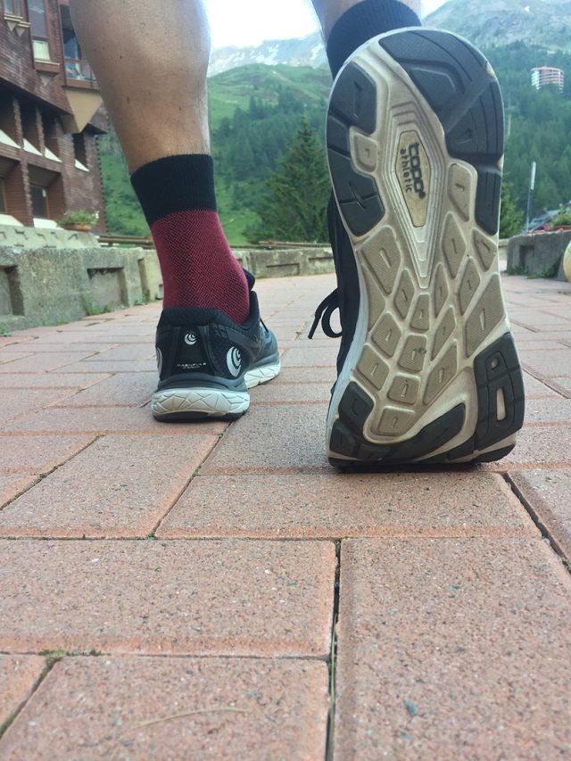 TOPO Athletic Magnifly 2 nella versione ALL BLACK da uomo