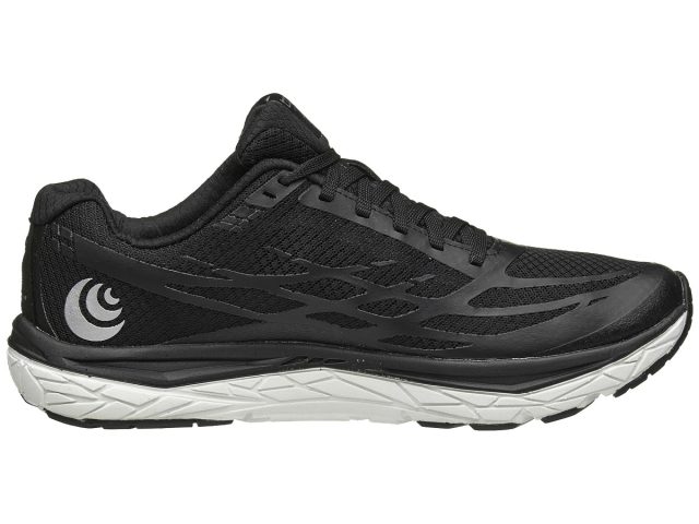 TOPO Athletic Magnifly 2 nella versione ALL BLACK da uomo