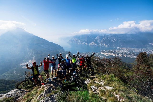 Vista epica a picco sul Lago di Garda