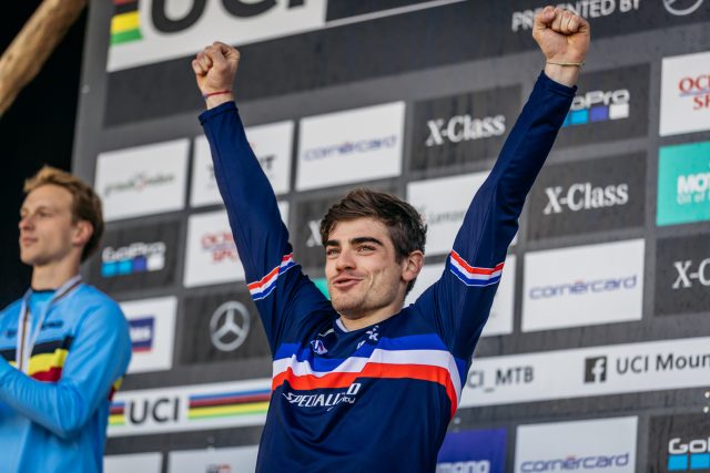 Un trionfante Loic Bruni sul gradino più alto del podio