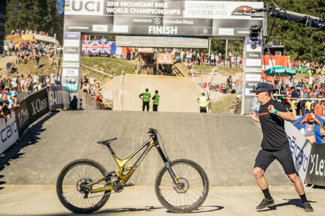 La Specialized Demo Carbon in colorazione speciale di Loic Bruni per i Mondiali DH di Lenzerheide