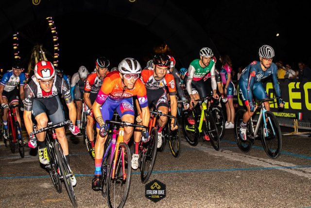 Una fase di gara del criterium di sabato sera