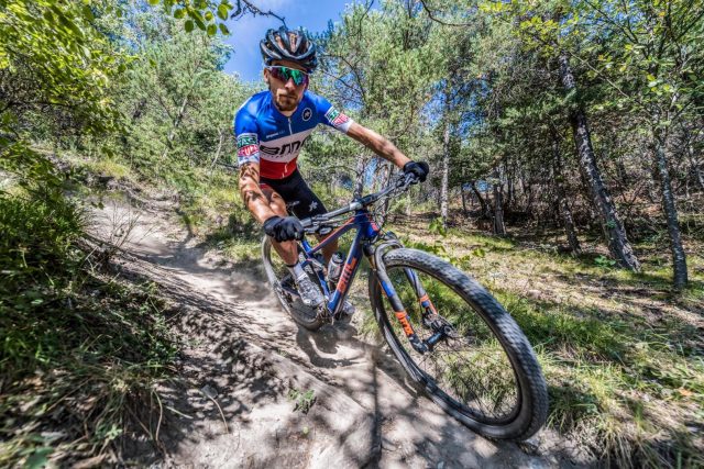 Il top rider francese Titouan Carod sulla nuova BMC Fourstroke 01 One