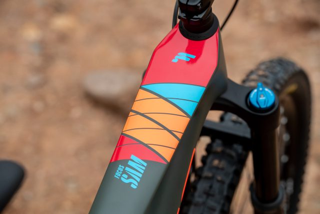 Top tube con grafiche elaborate sul modello Sam 8.9