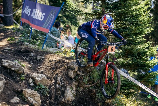 Myriam Nicole sul terzo gradino del podio ai Mondiali DH di Lenzerheide