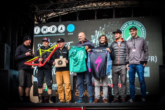 La premiazione di TCoYTW durante la tappa francese di Enduro World Series