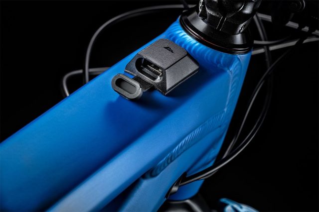 Presa di ricarica USB sul top tube