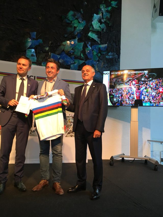 La consegna a Innsbruck della maglia iridata a Val di Sole. Da sinistra: il Presidente UCI David Lappartient, il Direttore di APT Val di Sole Fabio Sacco ed il Presidente della Federazione Ciclistica Italiana Renato Di Rocco