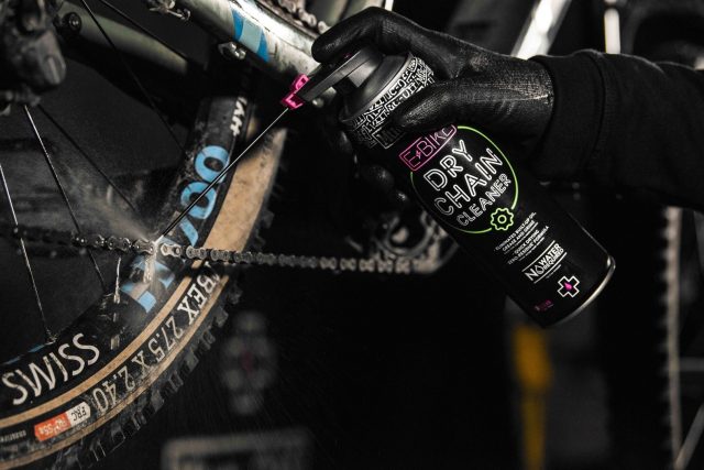 Muc-Off eBike Dry Chain Cleaner in azione
