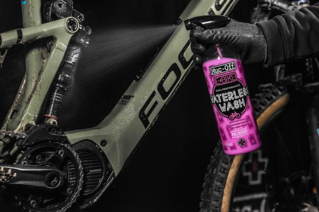 Muc-Off eBike Dry Wash Cleaner in azione