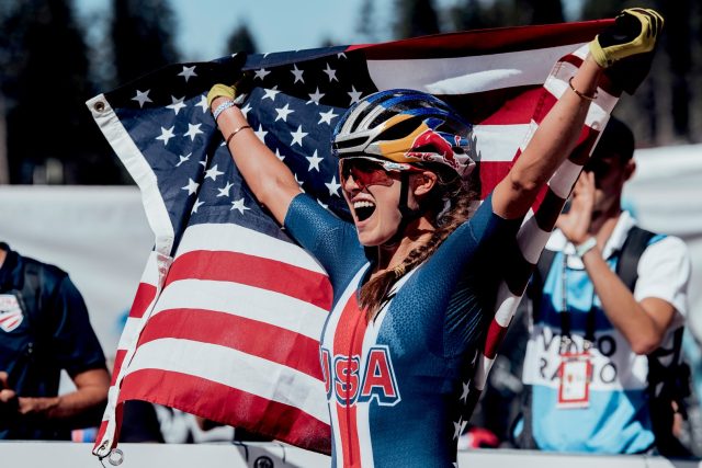 Kate Courtney celebra la vittoria ai Mondiali MTB 2018