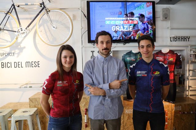 Niccolò Mattos (al centro), Communication Manager e Art Director di Northwave, ha svelato le maglie ufficiali di Internazionali d'Italia Series nel corso della presentazione di Milano