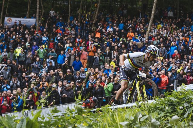 Nino Schurter in azione in Coppa XCO con il prototipo di SRAM Eagle AXS