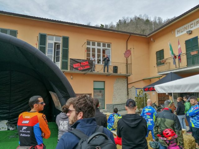 Franco Monchiero durante il briefing del sabato a Rocchetta Belbo
