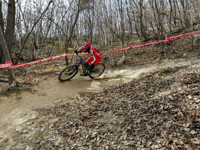 Marco Rodolico sul sentiero all'insegna di cambi di direzione con un fondo secco e polveroso