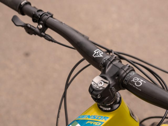 Cockpit curato in stile enduro, con attacco corto e piega larga, in stanrd 35 mm