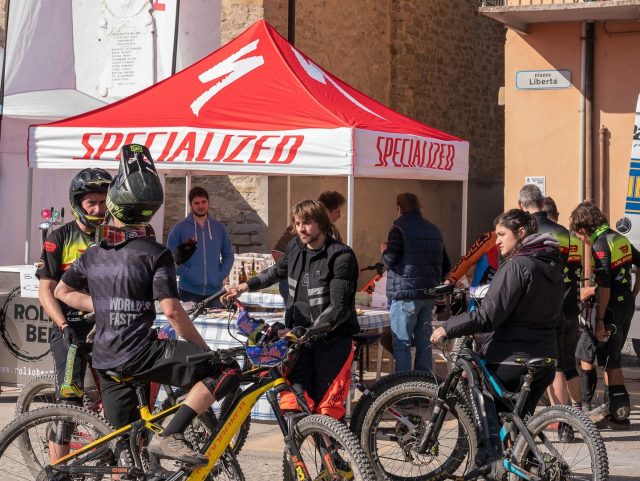 Rider in attesa di ripartire per un altro giro di prova