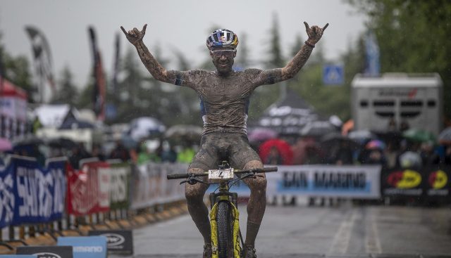 Lars Forster a braccia alzate sul traguardo di Titano XCO