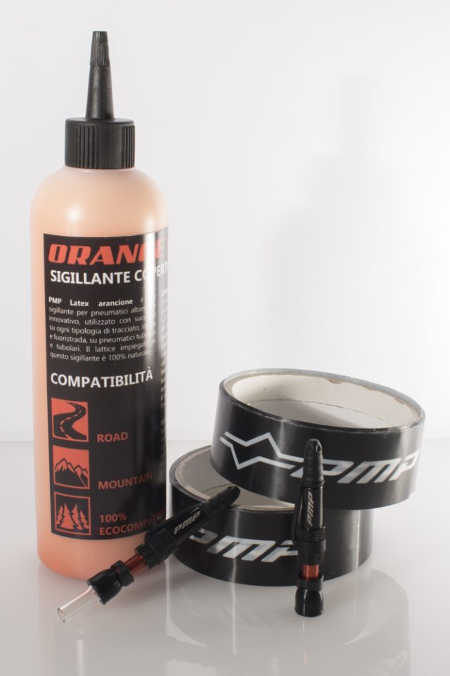 Kit completo per trasformare i cerchi in tubeless: valvole VT+, sigillante Orange, e nastro adesivo