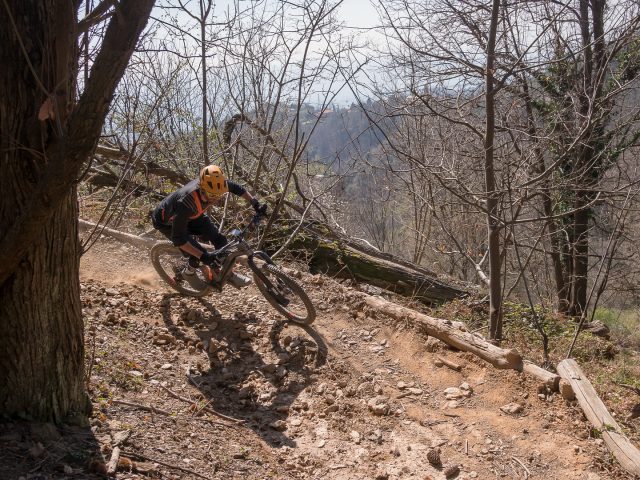 In curva, sui trail del Monte Gazzo