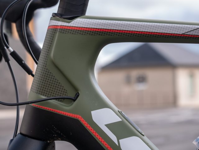 Vista laterale del massiccio nodo sterzo Direct Drive con passaggio interno dei cavi